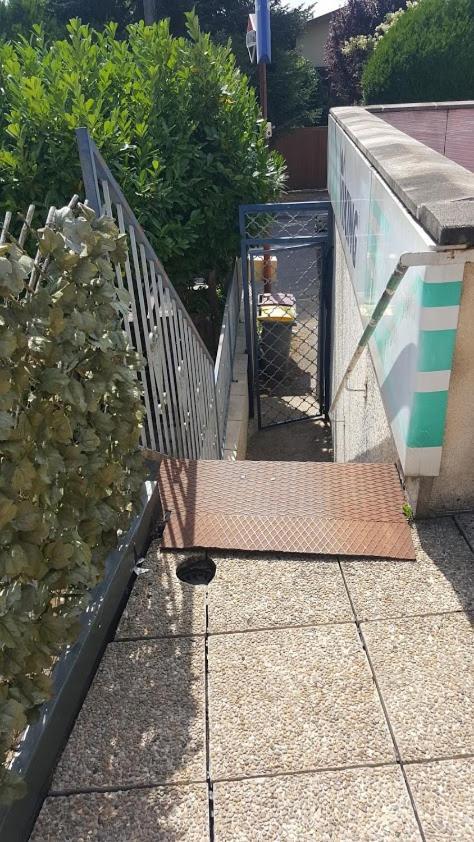 Le Repaire Du Deux Roues Lägenhet Saint-Sauveur  Exteriör bild